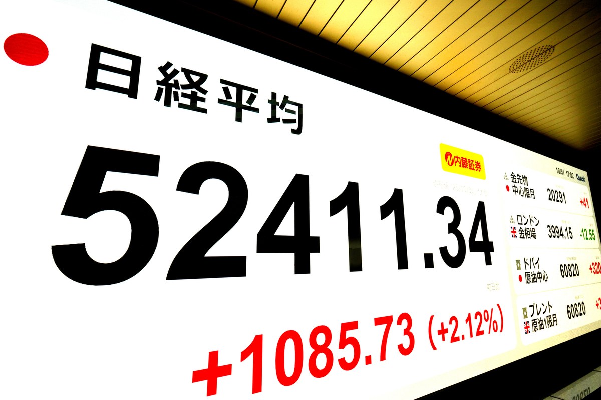 日経平均株価の上昇を示す株価ボード
