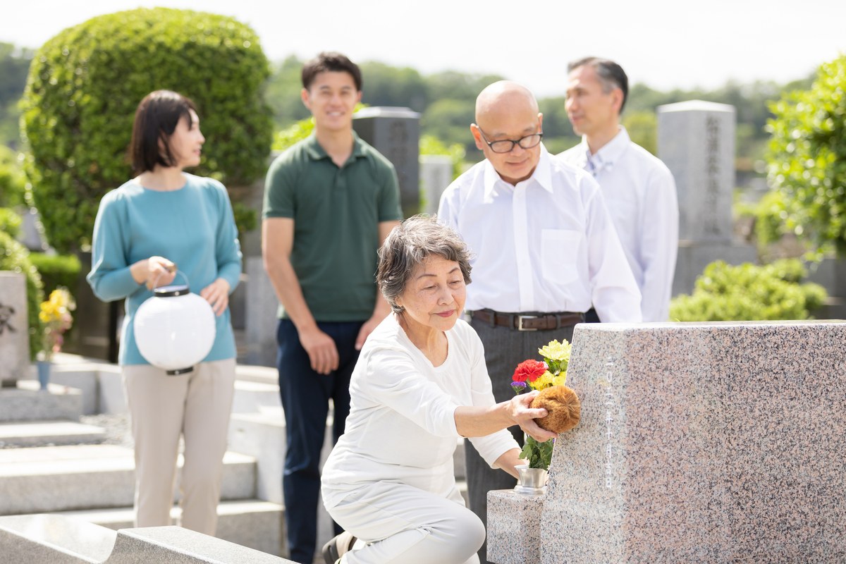 墓じまいを検討する前にお墓参りをする家族
