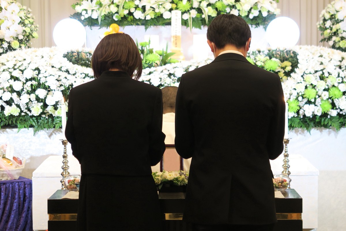 家族葬で祭壇に向かい焼香する遺族