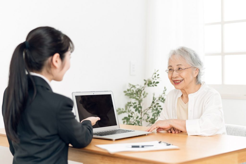 年金生活者支援給付金の案内を確認するシニア女性
